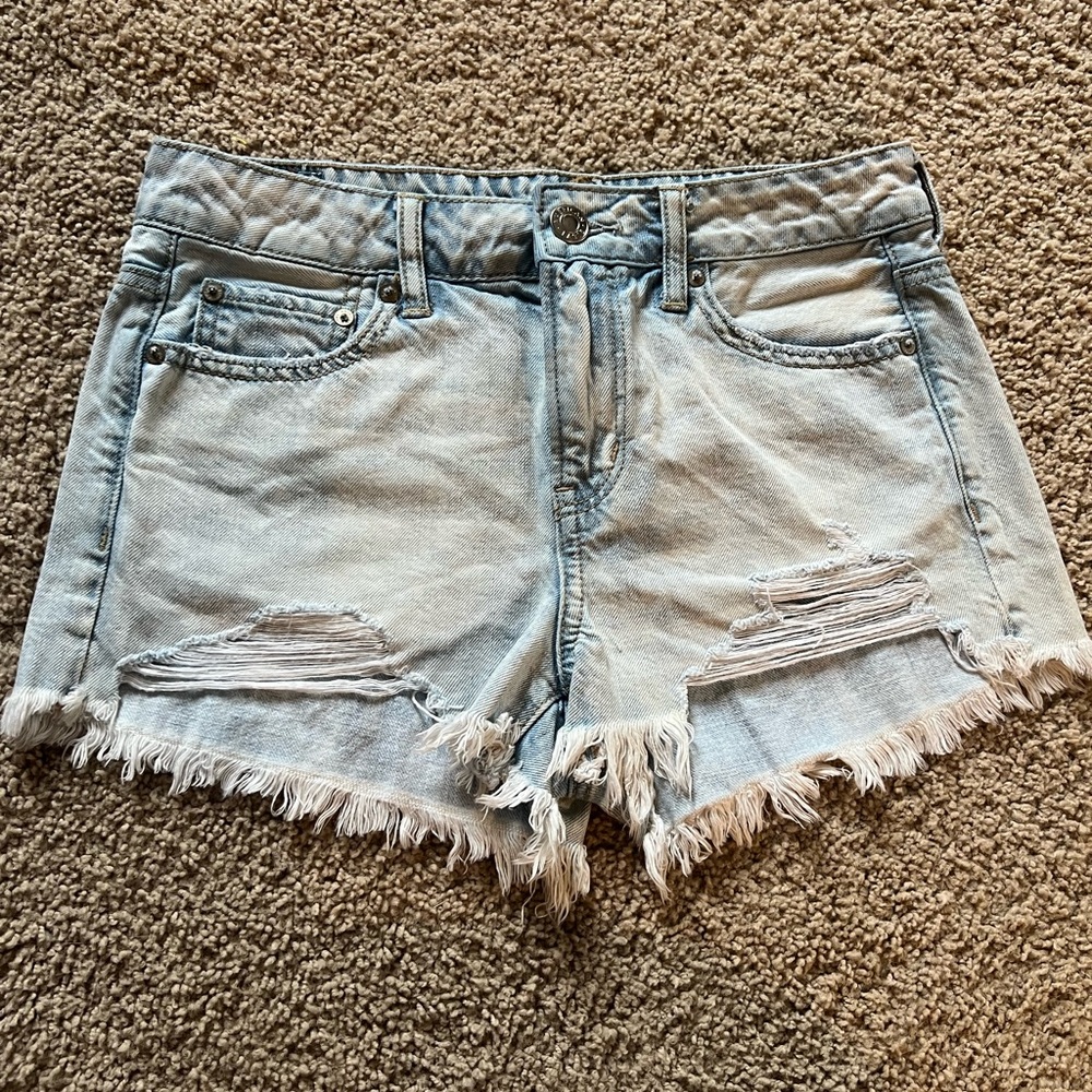 AMERICAN EAGLE Tom girl shortie light wash distressed‎ size 4